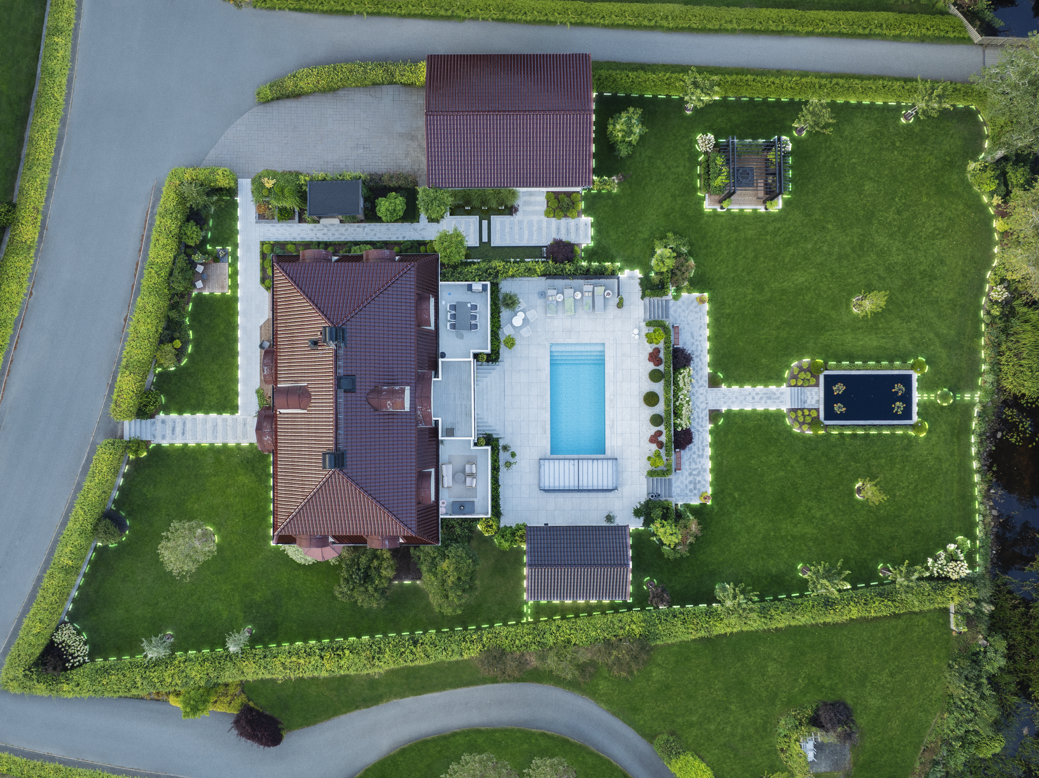 Customisable lawn maintenance thanks to wire free installation with virtual boundaries.
The virtual boundaries are easy to install and adjust in the Husqvarna Automower® Connect app, and you can create stay-out zones and multiple work areas with different settings. image