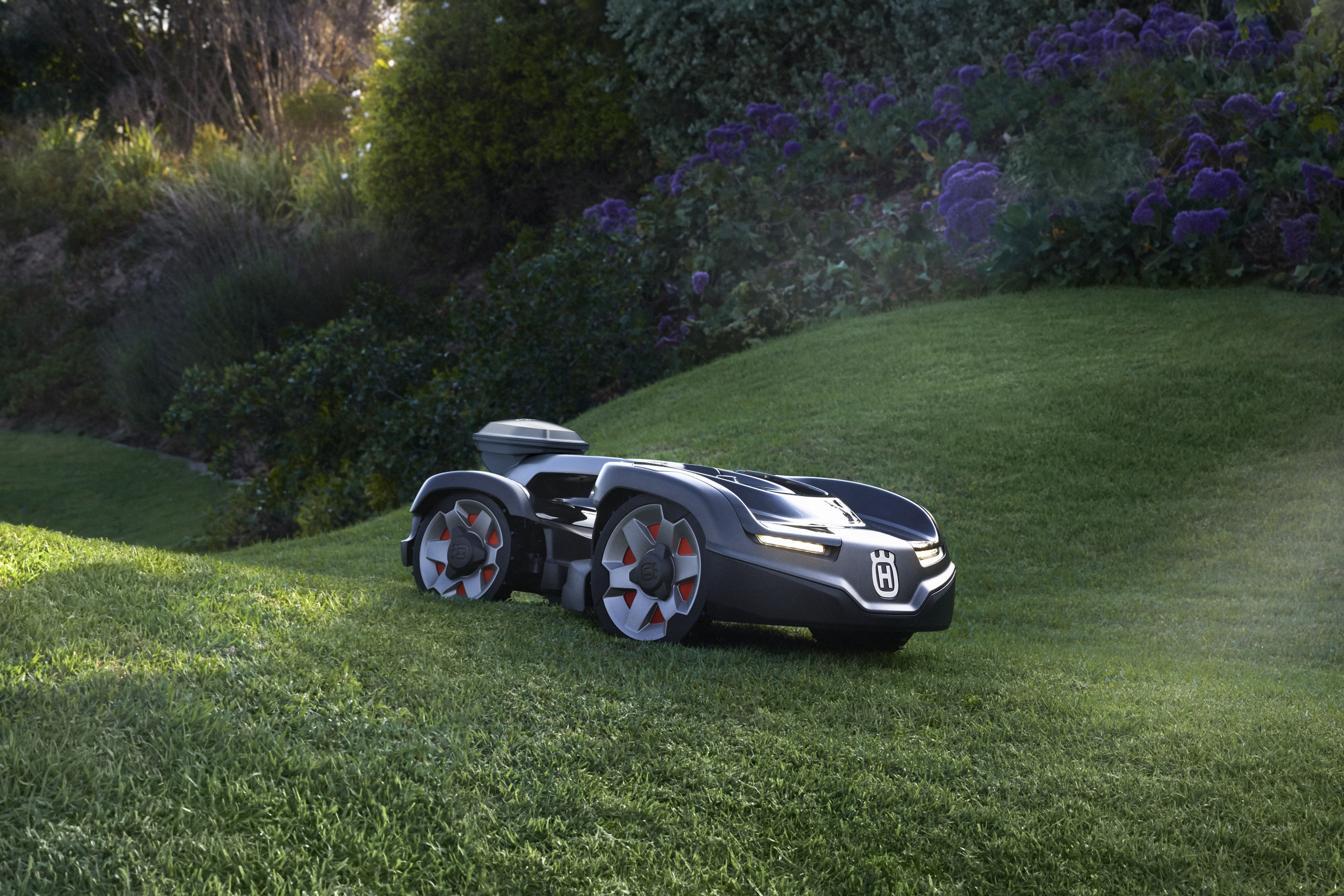 The articulated rear body design enables excellent maneuverability for navigation on complex lawns and through passages. The rear body also has a pivoting capability, considerably enhancing the traction in rough terrain, making the most out of the AWD operation on Automower® AWD models. image